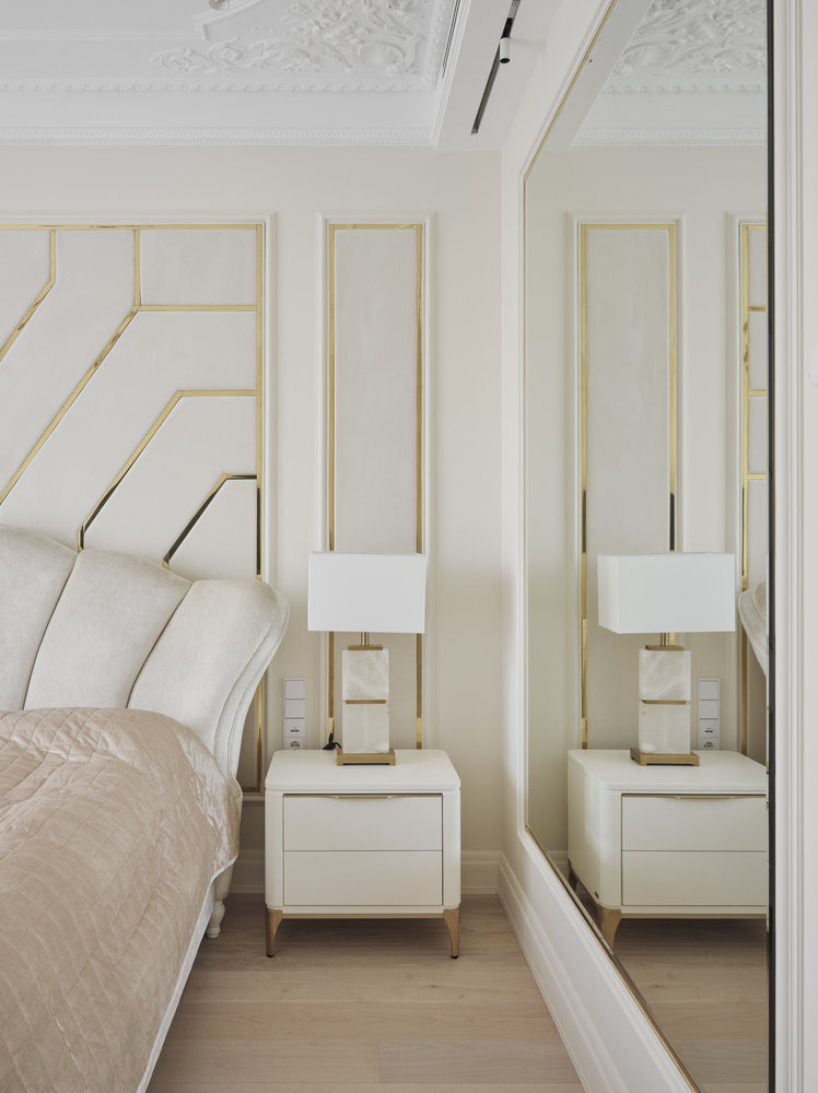 Потолок украсили богатой лепниной.