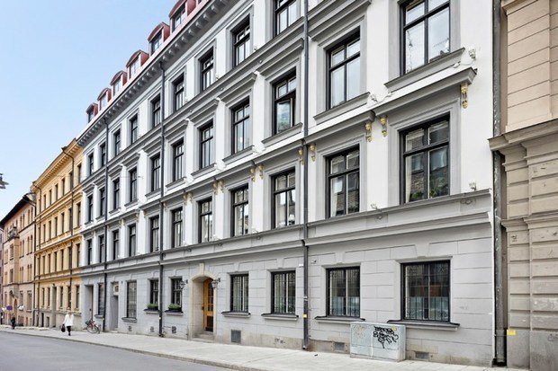 Фотография:  в стиле Классический, Кухня и столовая, Гостиная, Декор и DIY, Квартира, Швеция, Белый, Черный, Стокгольм, 2 комнаты, до 40 метров – фото на INMYROOM