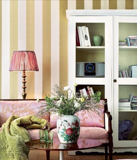 Фотография: Гостиная в стиле Классический, Декор интерьера, Мебель и свет, Шкаф – фото на INMYROOM