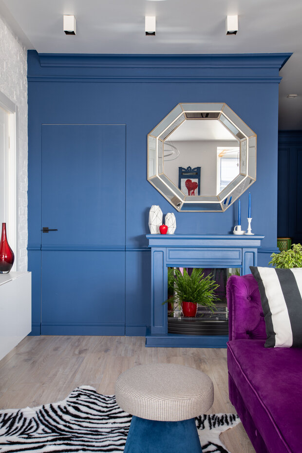 Портал камина был молочного цвета, хозяйка его сама покрасила в цвет стены. Портал теперь работает как барельеф, продолжение стены, при этом визуально не нагружает пространство.