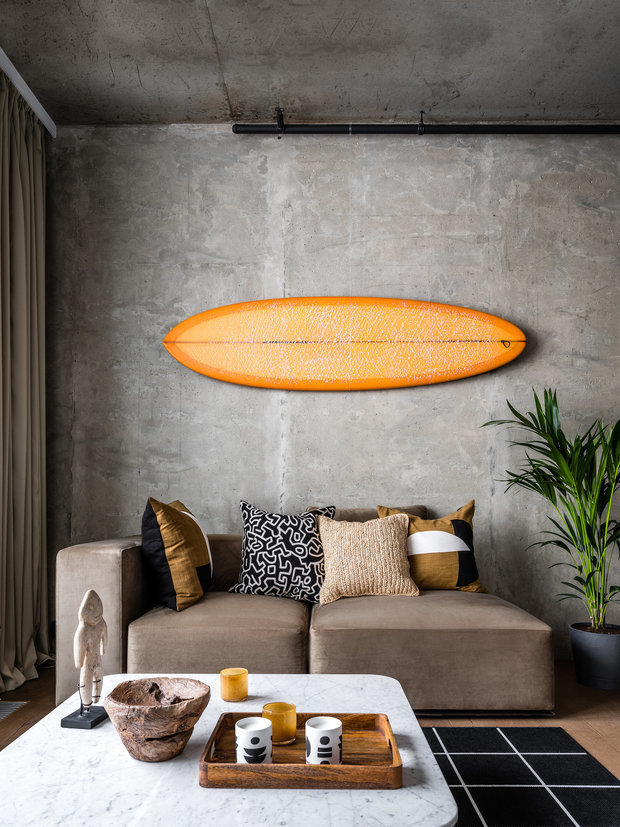 В центре — большой стол с аксессуарами, привезенными из Индонезии: свечки, вазы, статуэтки, тарелки. Вокруг него будет удобно собираться с друзьями и играть в настольные игры. Он выполнен из настоящего мрамора, ножки металлические.