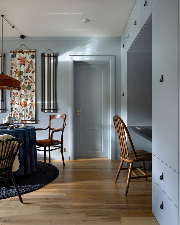 Голубой встроенный шкаф выполнен на заказ мастером Алексеем Трухиным.