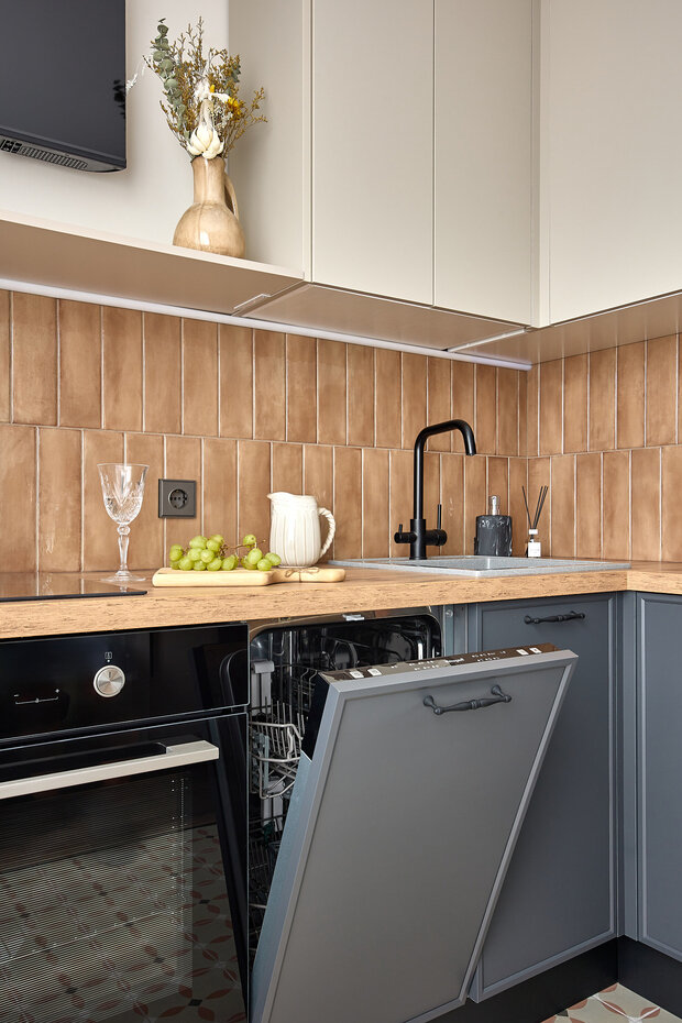 Фотография: Кухня и столовая в стиле Современный, Эклектика, Малогабаритная квартира, Квартира, Проект дня, Москва, П-44, Панельный дом, 1 комната, 40-60 метров, современный с элементами эклектики – фото на INMYROOM