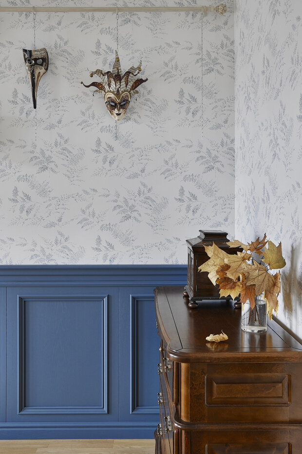 В спальне выбрали французские обои, акцентом стали панели из массива дуба.