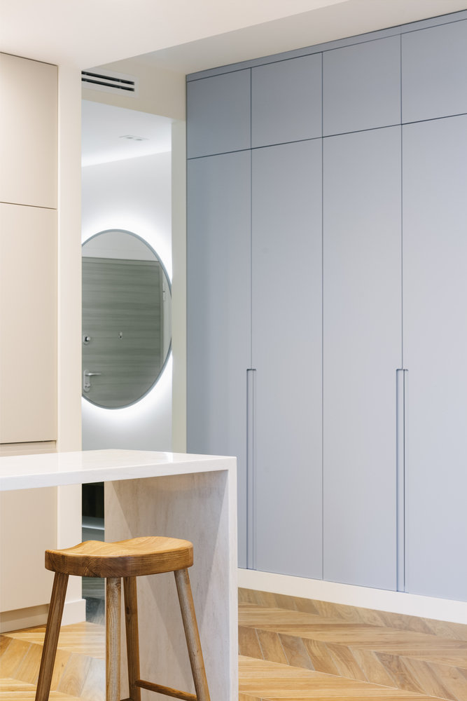 Голубой шкаф до потолка используется для хранения одежды. Голубой шкаф до потолка используется для хранения одежды.