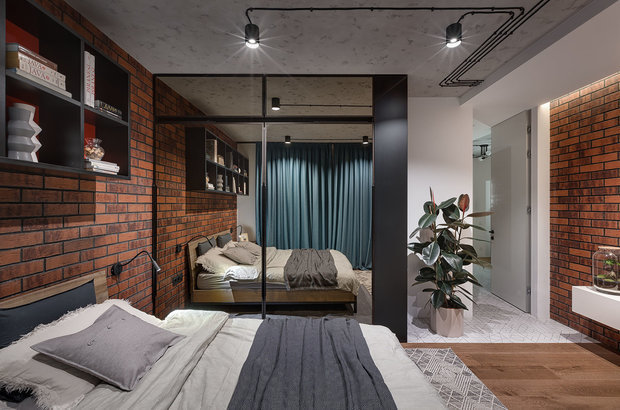 В спальне зеркальный шкаф сделал помещение зрительно более просторным и полностью отразил весь интерьер.