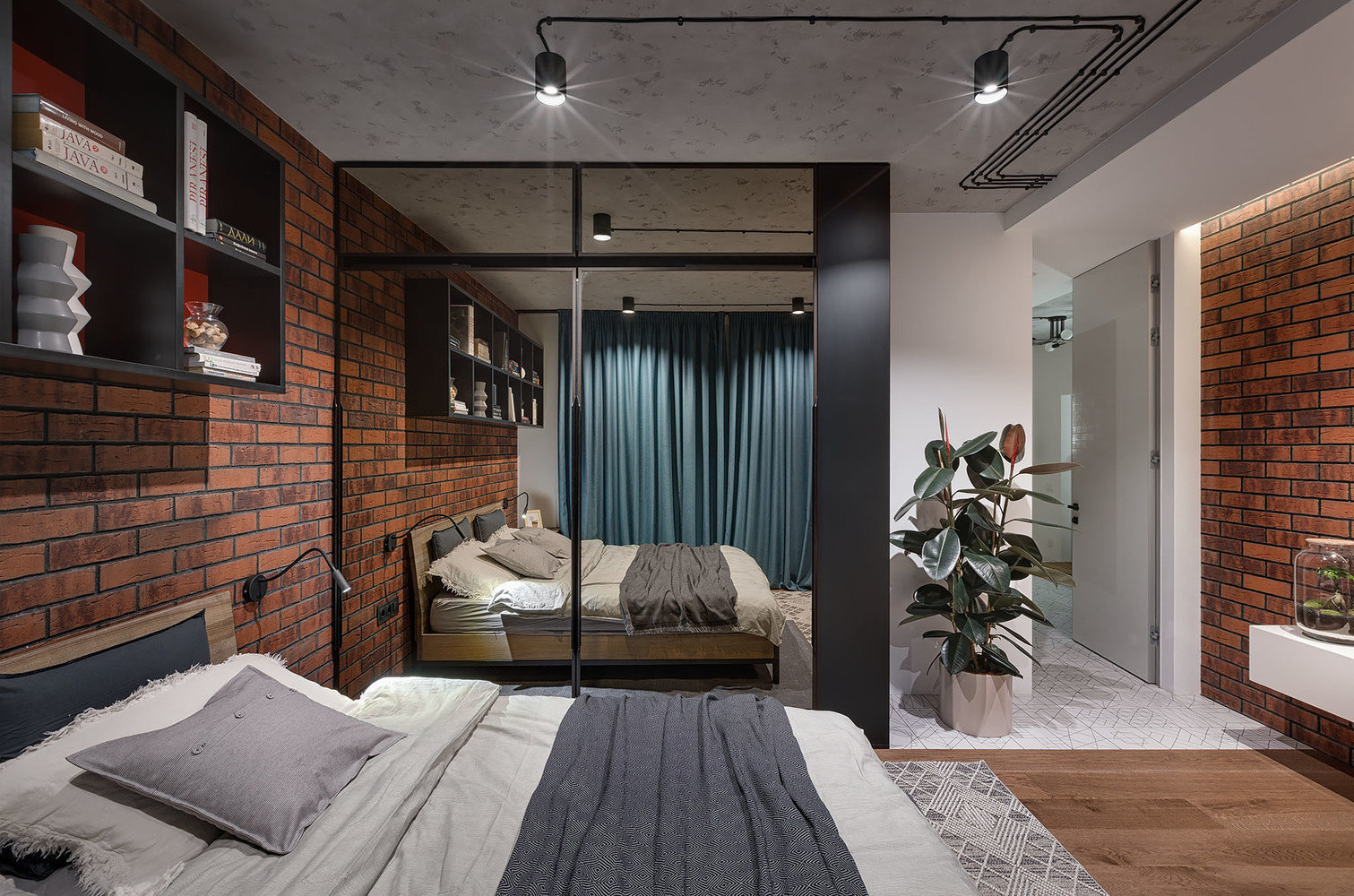 В спальне зеркальный шкаф сделал помещение зрительно более просторным и полностью отразил весь интерьер.