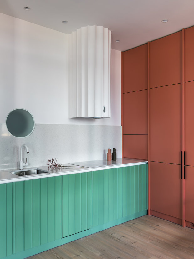 Для кухонной столешницы и фартука взяли кварцевый агломерат — он смотрится очень стильно и практичен в эксплуатации.