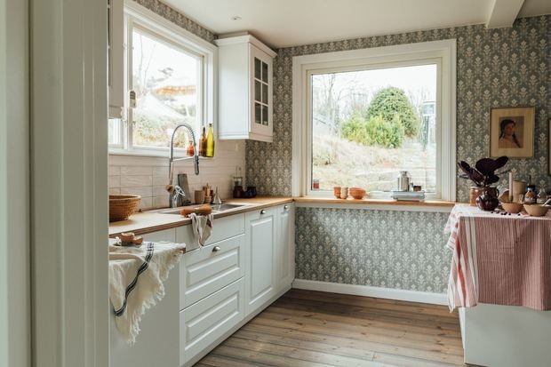 Фотография: Кухня и столовая в стиле Прованс и Кантри, Классический, Скандинавский, Эклектика, Дом, Швеция, Белый, Дача, Стокгольм, Серый, Голубой, Коричневый, Дом и дача, 4 и больше – фото на INMYROOM
