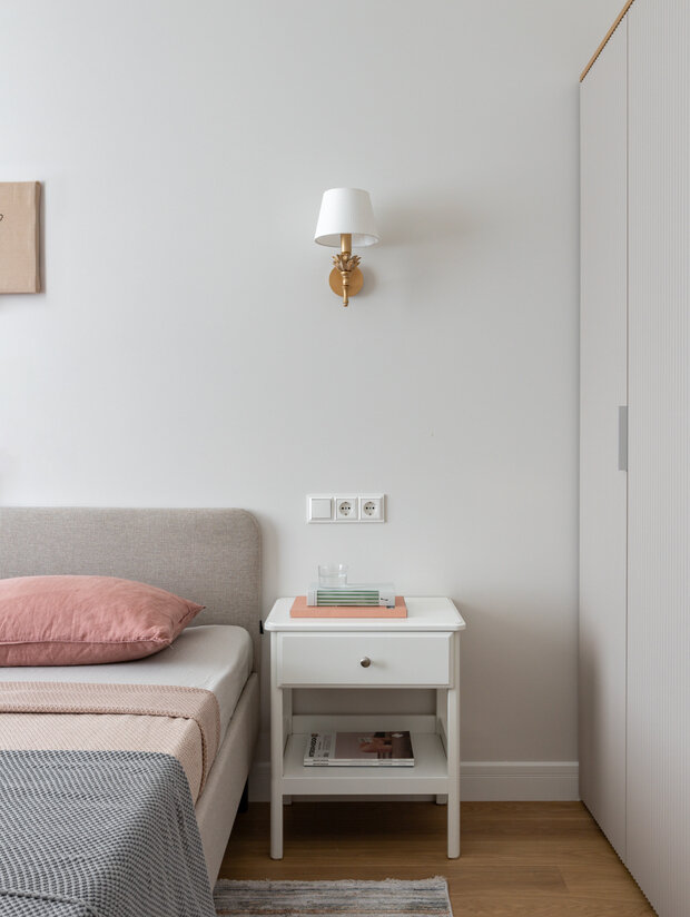 Фотография: Спальня в стиле Скандинавский, Современный, Квартира, Проект дня, Москва, Кирпичный дом, 2 комнаты, 60-90 метров, Тая Кипри – фото на INMYROOM