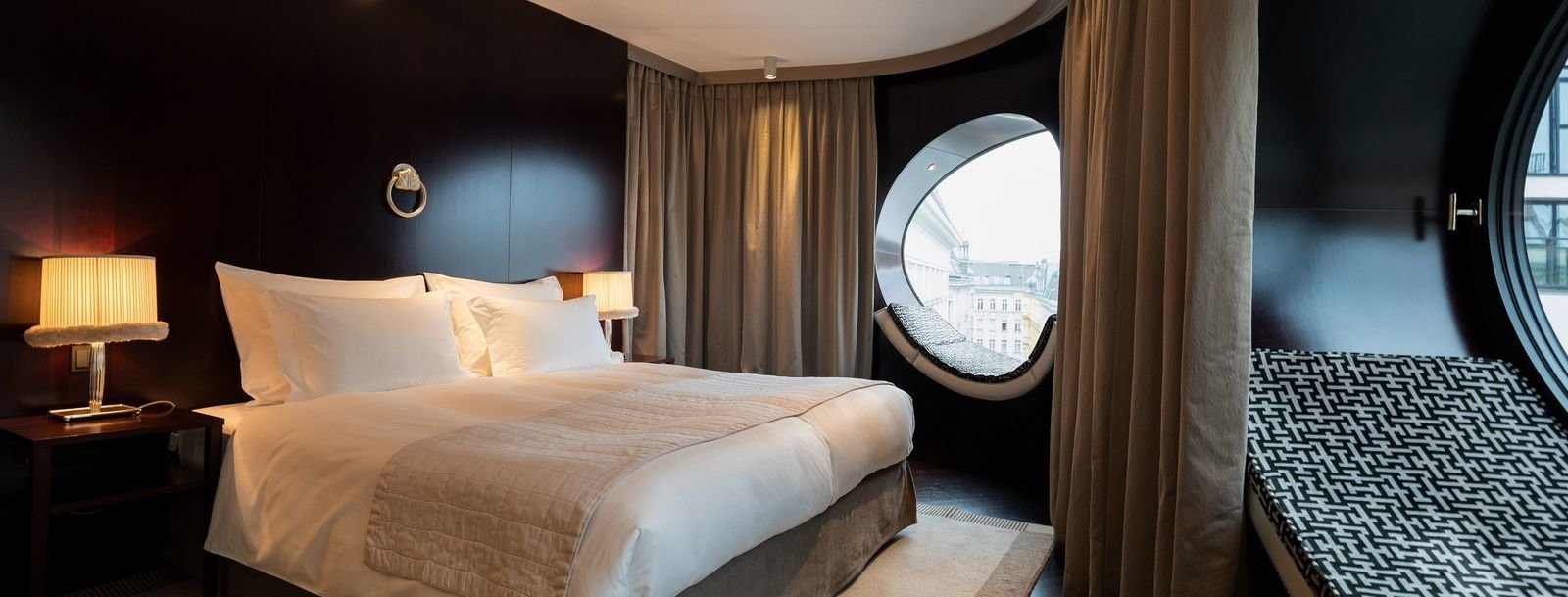 Стоимость двухместного размещения в отеле Topazz — от 13 000 рублей в сутки.