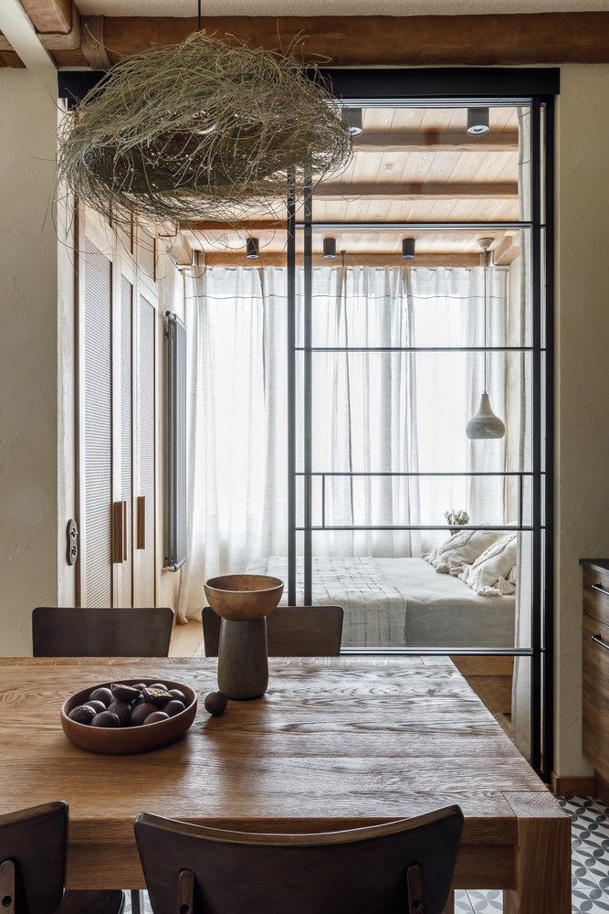 Семья заказчиков любит традиционно собираться вместе за обеденным столом и иногда приглашать гостей. Найти по нужным параметрам стол на шесть персон оказалось непросто, поэтому его сделали на заказ. Семья заказчиков любит традиционно собираться вместе за обеденным столом и иногда приглашать гостей. Найти по нужным параметрам стол на шесть персон оказалось непросто, поэтому его сделали на заказ.