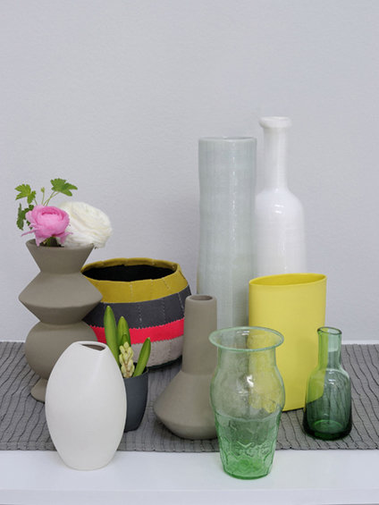 Фотография: Аксессуары в стиле Прованс и Кантри, Скандинавский, Декор интерьера, Декор дома, Цвет в интерьере, Белый, Сервировка стола, Шторы, Принт, Серый, Окна – фото на INMYROOM