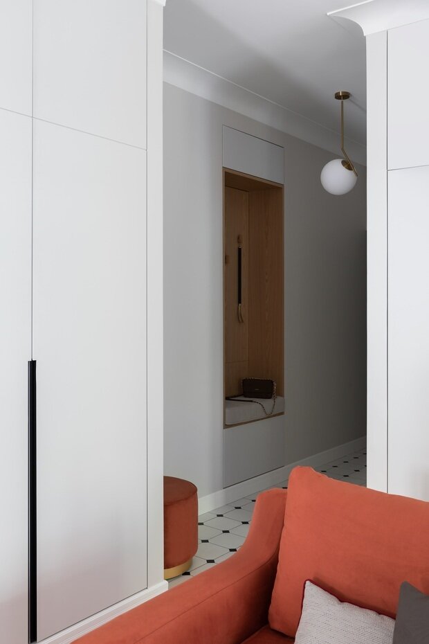 Фотография: Прихожая в стиле Современный, Эклектика, Винтажный, Квартира, Проект дня, Москва, перепланировка трешки, интерьер сталинки, Старый фонд, Сталинка, 3 комнаты, 60-90 метров, до и после, ремонт в старом доме, Анна Кириллова, A+ interior – фото на INMYROOM