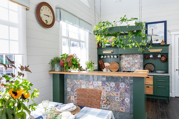 Фотография: Кухня и столовая в стиле Прованс и Кантри, Классический, Эклектика, Дом, Проект недели, Зеленый, Винтаж, Санкт-Петербург, оформить дом из бруса, Более 90 метров, Мария Нечаева – фото на INMYROOM
