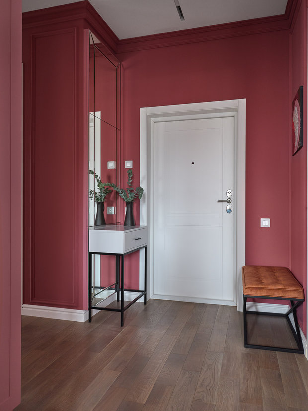 В каждой квартире, особенно в новостройках, есть электрические силовой и слаботочный щиты, часто их оставляют просто на открытом месте или в гардеробной (это не всегда удобно). Тут дизайнер предусмотрел доступ к электрощиту при входе за зеркальным панно, получилось очень удобно и органично.