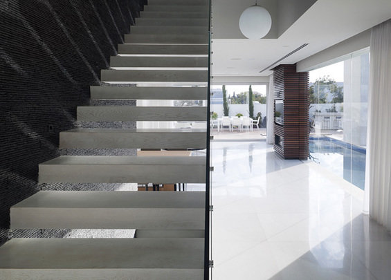 Фотография: Прихожая в стиле Современный, Минимализм, Дом, Израиль, Дома и квартиры, Бассейн, Лестница, Подсветка – фото на INMYROOM