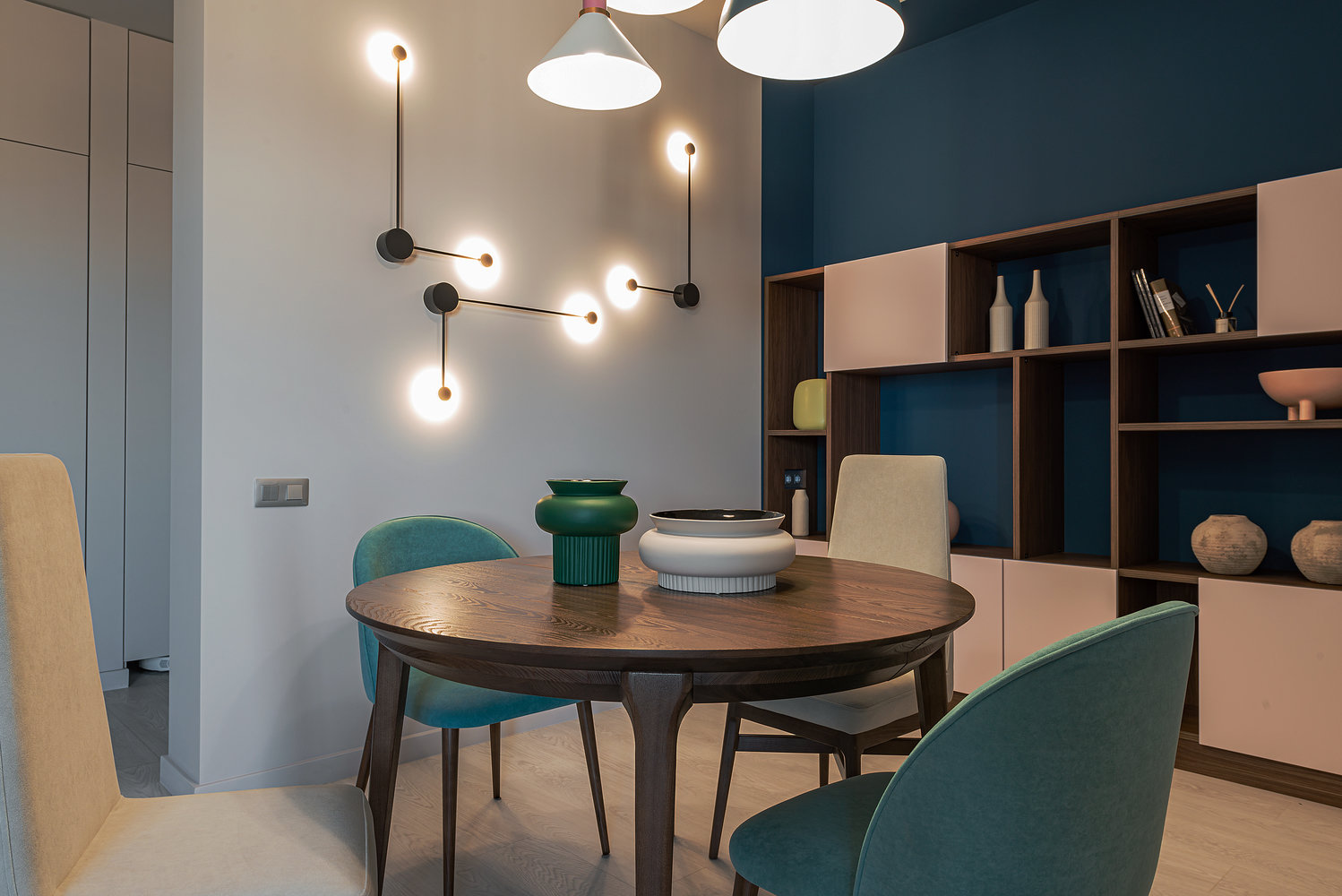 Особое внимание уделили разнообразным сценариям освещения: только в одной гостиной пять зон света, благодаря которым интерьер приобрел выразительность.