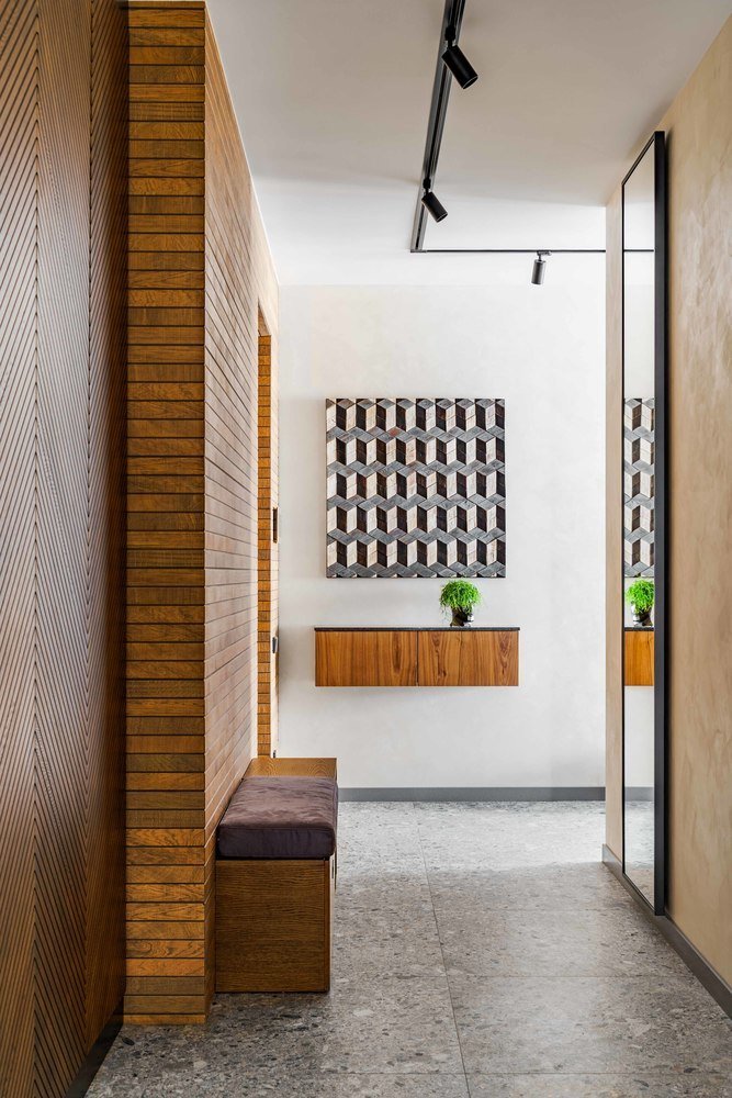 В прихожей разместили красивое панно из Индонезии из массива дерева. Слева — очень красивый шкаф с фрезерованными дверцами. В прихожей разместили красивое панно из Индонезии из массива дерева. Слева — очень красивый шкаф с фрезерованными дверцами.