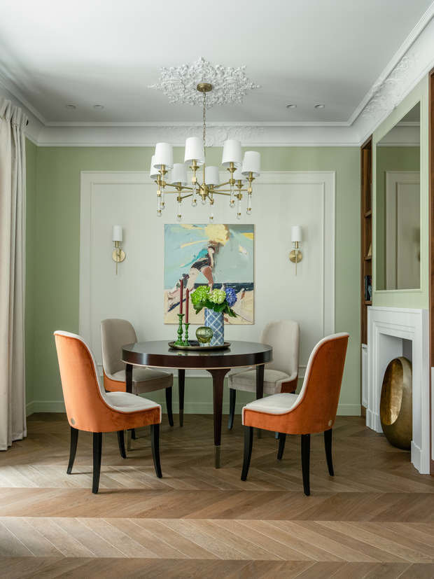 В центральной зоне и спальне на стенах лепной декор и покраска. Потолок обрамляет крупный карниз, у основания люстр расположена гипсовая розетка.