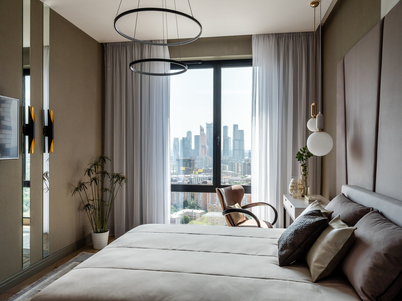 Фотография: Спальня в стиле Современный, Квартира, Проект дня, Москва, 2 комнаты, 60-90 метров, Елена Карасаева – фото на INMYROOM Фотография: Спальня в стиле Современный, Квартира, Проект дня, Москва, 2 комнаты, 60-90 метров, Елена Карасаева – фото на INMYROOM