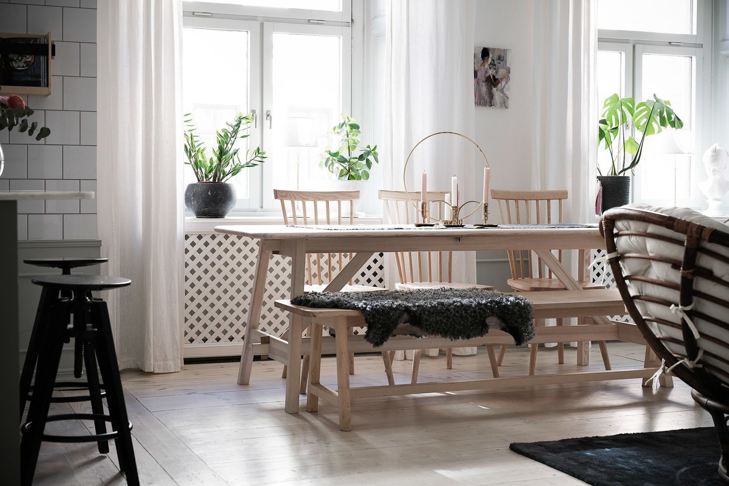 Фотография: Кухня и столовая в стиле Скандинавский, Классический, Современный, Эклектика, Декор интерьера, Квартира, Швеция, Белый, Черный, Стокгольм, как оформить эклектичный интерьер, 3 комнаты, 60-90 метров – фото на INMYROOM Фотография: Кухня и столовая в стиле Скандинавский, Классический, Современный, Эклектика, Декор интерьера, Квартира, Швеция, Белый, Черный, Стокгольм, как оформить эклектичный интерьер, 3 комнаты, 60-90 метров – фото на INMYROOM