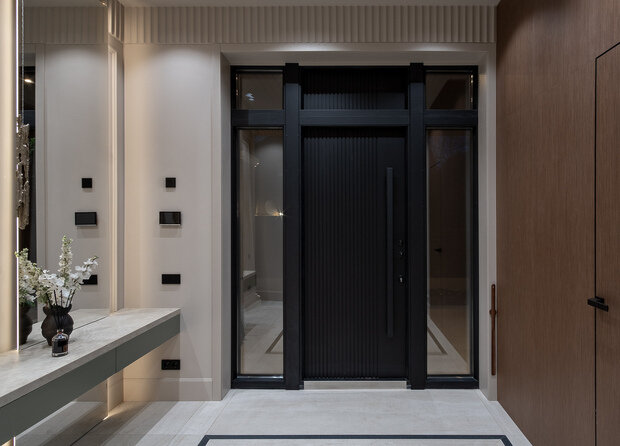 Фотография: Прихожая в стиле Современный, Минимализм, Дом, Проект дня, Дом и дача, Московская область, 4 и больше, Более 90 метров, Барвиха, современный с элементами классики и роскоши – фото на INMYROOM