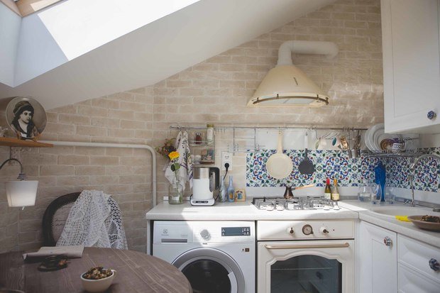 Фотография: Кухня и столовая в стиле Прованс и Кантри, Классический, Эклектика, Квартира, Украина, Планировки, Декор, Мебель и свет, Белый, Проект недели, Бежевый, Серый, Розовый, Голубой, Бирюзовый, Коричневый, Киев, ИКЕА, перепланировка однокомнатной квартиры, Sadolin, Butlers, Befag, N&B light, AGT, Wannabe Decor, Tektura Ornamentals, Sandudd white secrets, Art De Vivre, Ирина Мануковская, Art De Vivre, Smart Design Studio, квартира в мансарде – фото на INMYROOM