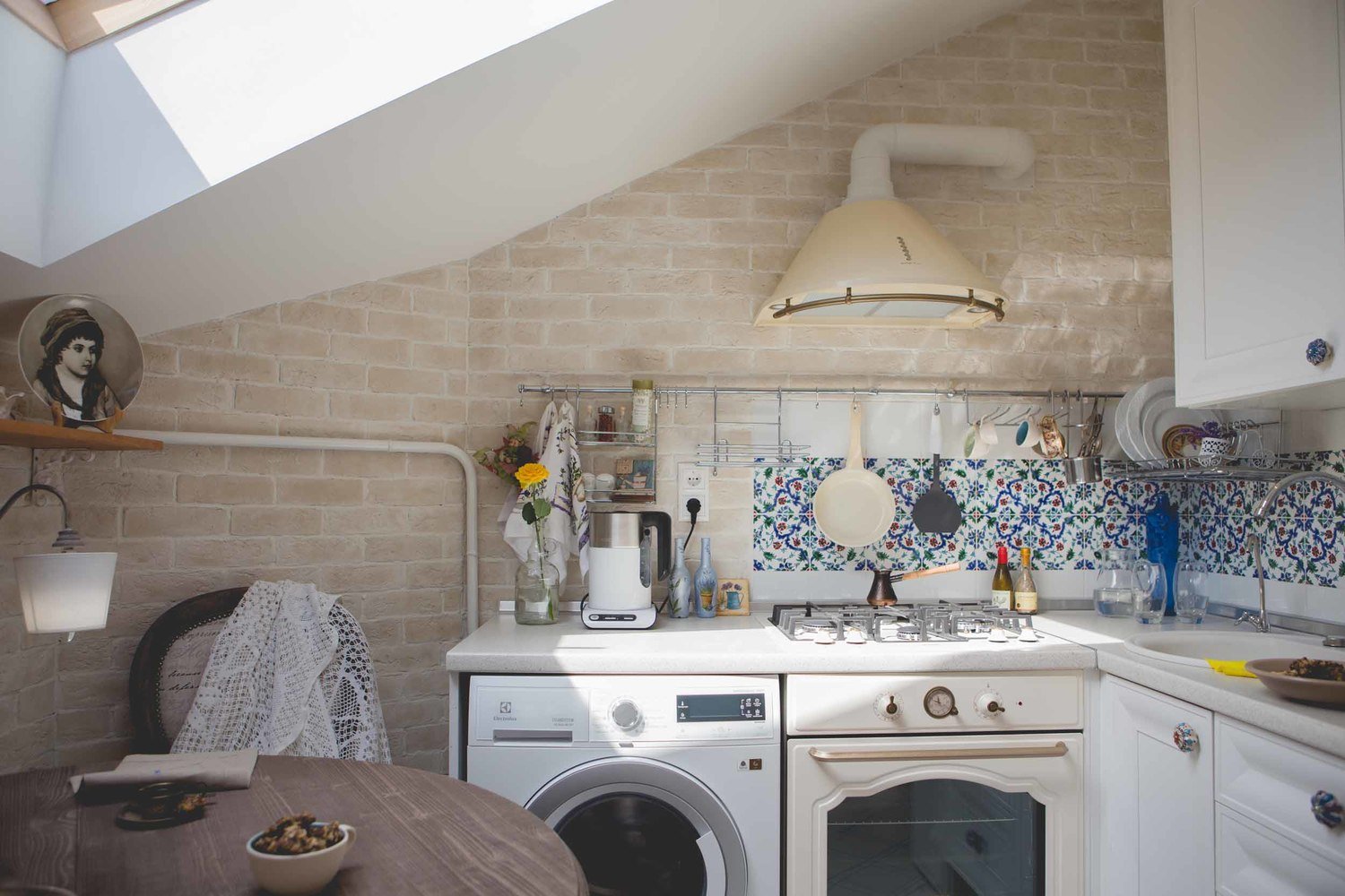 Фотография: Кухня и столовая в стиле Прованс и Кантри, Классический, Эклектика, Квартира, Украина, Планировки, Декор, Мебель и свет, Белый, Проект недели, Бежевый, Серый, Розовый, Голубой, Бирюзовый, Коричневый, Киев, ИКЕА, перепланировка однокомнатной квартиры, Sadolin, Butlers, Befag, N&B light, AGT, Wannabe Decor, Tektura Ornamentals, Sandudd white secrets, Art De Vivre, Ирина Мануковская, Art De Vivre, Smart Design Studio, квартира в мансарде – фото на INMYROOM Фотография: Кухня и столовая в стиле Прованс и Кантри, Классический, Эклектика, Квартира, Украина, Планировки, Декор, Мебель и свет, Белый, Проект недели, Бежевый, Серый, Розовый, Голубой, Бирюзовый, Коричневый, Киев, ИКЕА, перепланировка однокомнатной квартиры, Sadolin, Butlers, Befag, N&B light, AGT, Wannabe Decor, Tektura Ornamentals, Sandudd white secrets, Art De Vivre, Ирина Мануковская, Art De Vivre, Smart Design Studio, квартира в мансарде – фото на INMYROOM