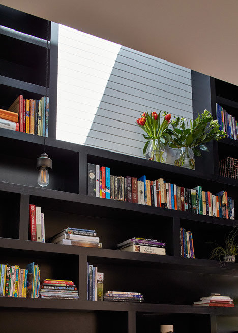 Фотография: Декор в стиле Лофт, Минимализм, Современный, Эклектика, Дом, Австралия, Ландшафт, Планировки, Мебель и свет, Терраса, Белый, Черный, Бежевый, Желтый, Серый, Мельбурн, Коричневый, Эко, Дом и дача, Сент-Килда, Make Architecture, переделка старого бунгало, бетон с дощатой текстурой, деревянный решетчатый фасад, двусторонний камин – фото на INMYROOM