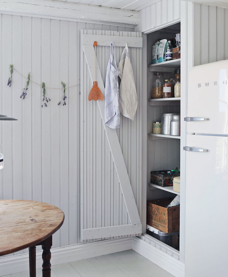 Фотография: Кухня и столовая в стиле Прованс и Кантри, Декор интерьера, Дом, Швеция, Дача, Розовый, как оформить летний дом – фото на INMYROOM Фотография: Кухня и столовая в стиле Прованс и Кантри, Декор интерьера, Дом, Швеция, Дача, Розовый, как оформить летний дом – фото на INMYROOM