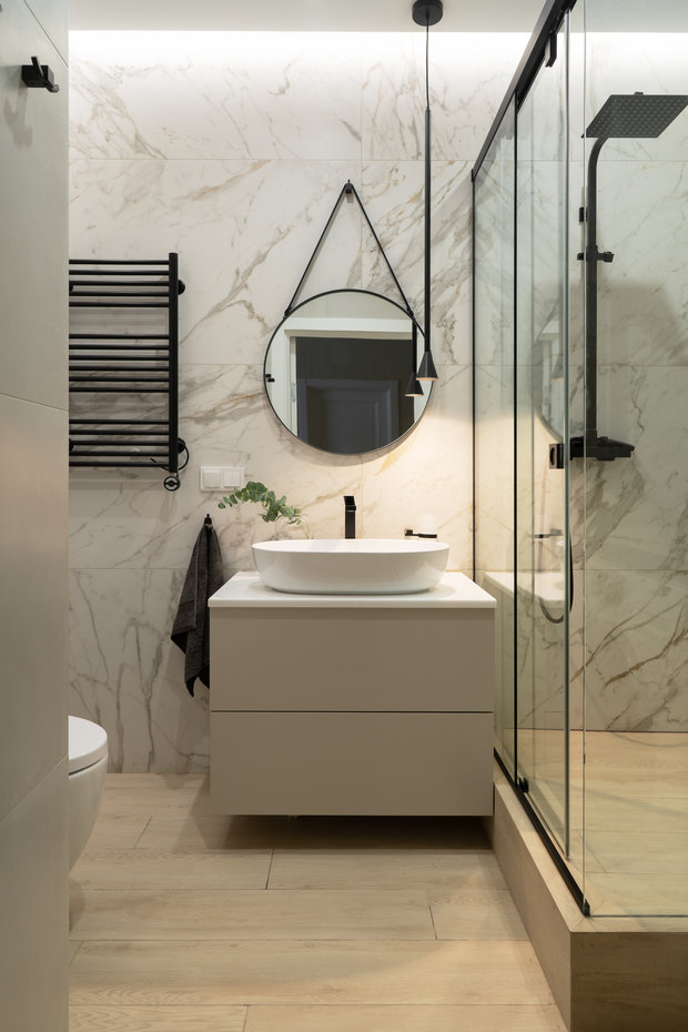 В интерьер санузла внедрили черные контрастные детали, чтобы сделать его более графичным и добавить динамики.