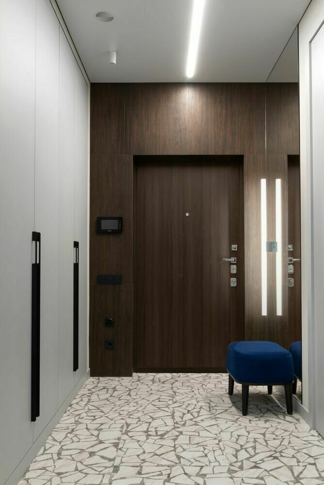 Стена и входная дверь облицованы керамогранитом Idalgo Home. Стена и входная дверь облицованы керамогранитом Idalgo Home.