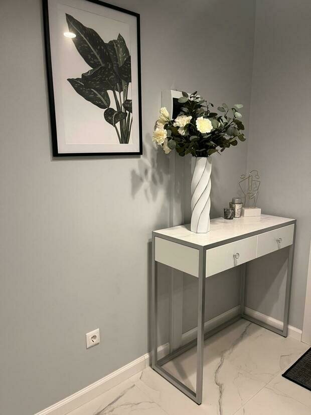 Интерьер прихожей в стиле минимализм с консолью и картиной