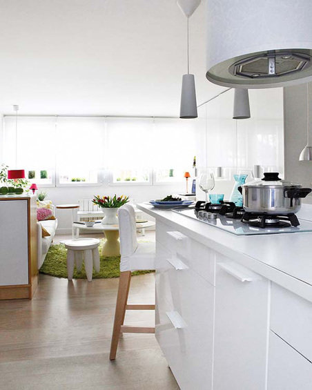 Фотография: Кухня и столовая в стиле Современный, Хай-тек, Малогабаритная квартира, Квартира, Испания, Цвет в интерьере, Дома и квартиры, Белый – фото на INMYROOM