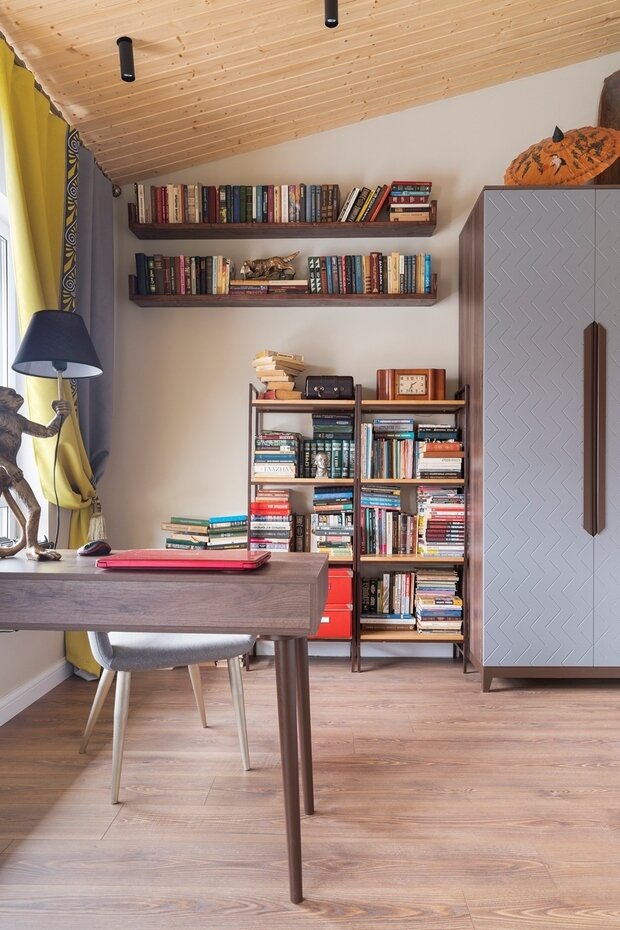 В кабинет были выбраны шторы с этническим черным рисунком и ярко-желтой полосой, которая контрастирует с серым креслом и фасадом шкафа. Акценты черного цвета только в кабинете.