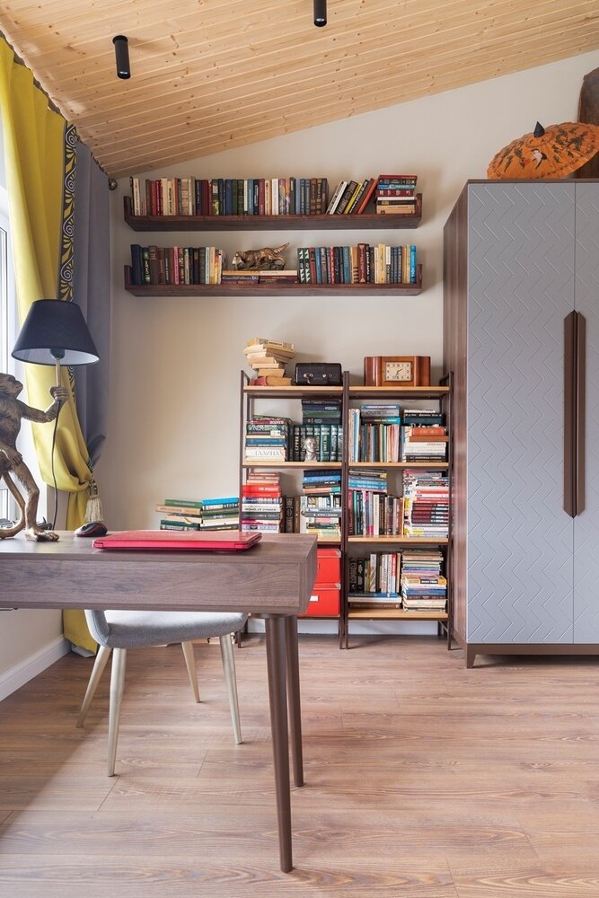 В кабинет были выбраны шторы с этническим черным рисунком и ярко-желтой полосой, которая контрастирует с серым креслом и фасадом шкафа. Акценты черного цвета только в кабинете. В кабинет были выбраны шторы с этническим черным рисунком и ярко-желтой полосой, которая контрастирует с серым креслом и фасадом шкафа. Акценты черного цвета только в кабинете.