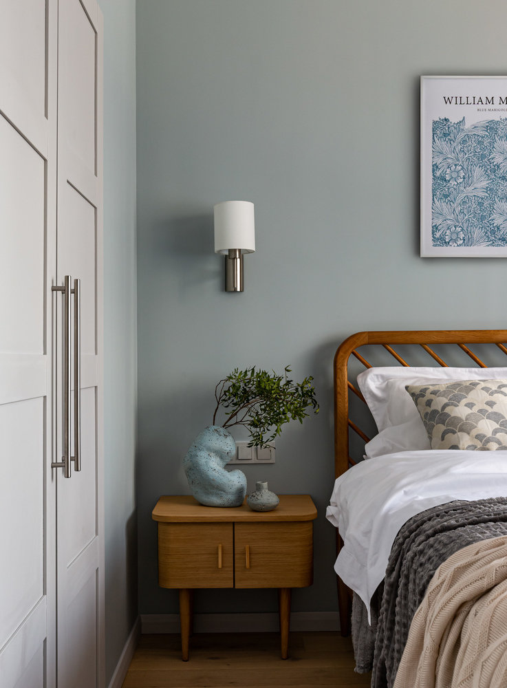 В спальне прикроватные тумбы советские, после реставрации.