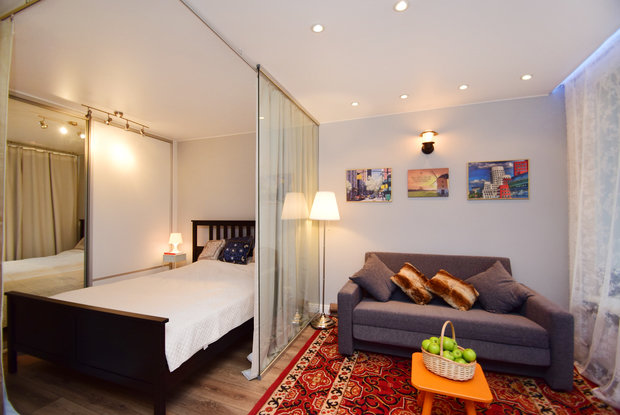 Фотография: Спальня в стиле Современный, Квартира, Россия, Белый, Проект недели, Dulux, Zara Home, Серый, ИКЕА, Hansgrohe, Roca, Kerama Marazzi, Новая Москва, Metro, Мещанский район, Slava Pustozerov, Bertoya, Kronoflor, «Стильные Кухни», как оформить квартиру под аренду, интерьер квартиры под аренду, Buro Brainstorm, как обустроить однушку в хрущевке, как обустроить квартиру под аренду, зонирование однокомнатной квартиры, стеклянная перегородка в однушке, Хрущевка, 1 комната, до 40 метров – фото на INMYROOM