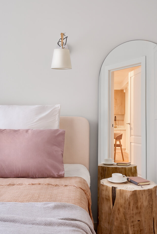 Детской комнаты в квартире нет, но в спальне предусмотрено место для кроватки, а комод на желтых ножках позволит при необходимости хранить вещи малыша.