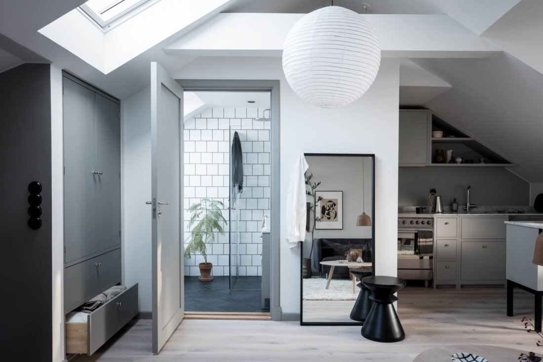 Фотография: Ванная в стиле Современный, Скандинавский, Декор интерьера, Квартира, Студия, Белый, Бежевый, Серый, интерьер мансарды, до 40 метров, Эмма Фишер – фото на INMYROOM