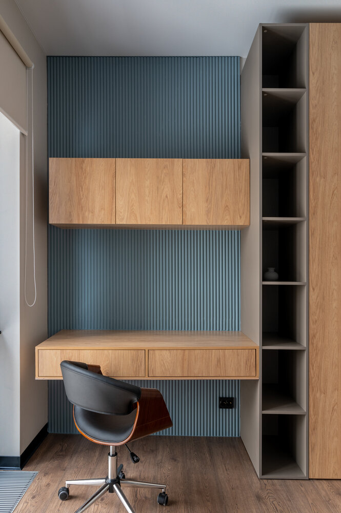 Все шкафы продумывались максимально вместительными, до потолка. Выполнялись на заказ.