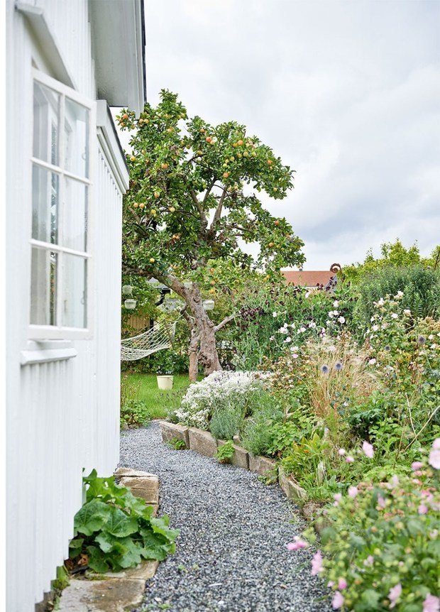 Фотография: Ландшафт в стиле , Кухня и столовая, Декор интерьера, Дом, Швеция, Посуда, Гетеборг, ИКЕА, ремонт пола своими руками, как оформить маленький дом, до 40 метров – фото на INMYROOM