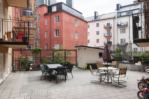 Фотография: Терраса в стиле Современный, Скандинавский, Декор интерьера, Квартира, Швеция, Декор, Мебель и свет, Стокгольм, Серый, интерьер в скандинавском стиле, 3 комнаты, 60-90 метров, монохромный интерьер – фото на INMYROOM