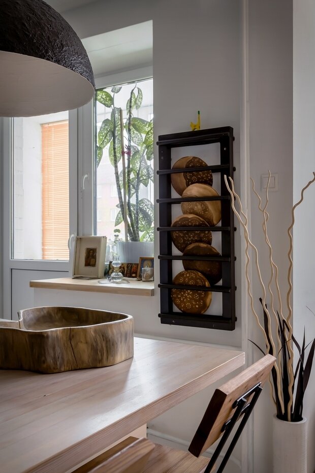 «Натуральный текстиль, дерево, камень, коряги, ветки, все это объединяет человека с природой, на это приятно смотреть, это приятно ощущать тактильно. Даже запах дерева сохраняется в квартире довольно продолжительное время, так как оно покрывается маслами и его структура не забивается, оно дышит», — говорит Александра Журавлева.