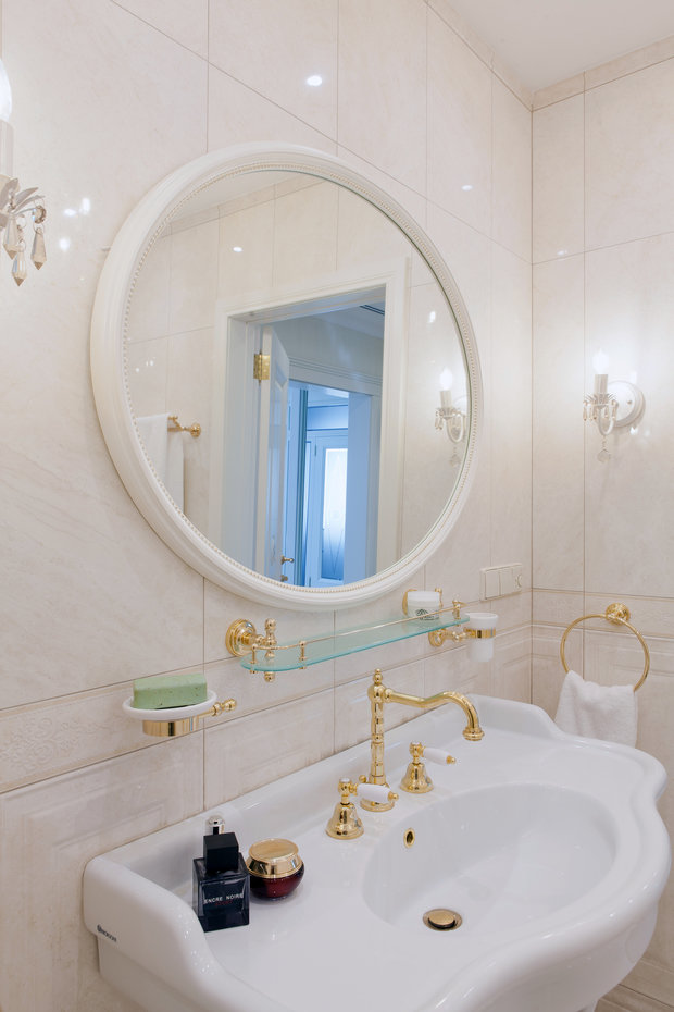 Интерьер ванной в классическом стиле с золотой сантехникой