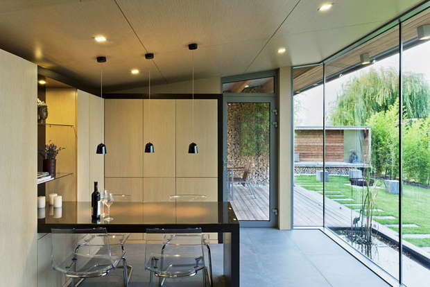 Фотография: Кухня и столовая в стиле Минимализм, Современный, Дом, Архитектура, Ландшафт, Планировки, Мебель и свет, Терраса, Черный, Бежевый, Серый, Коричневый, Эко, Дом и дача, Венгрия, Капувар, Toth Project Architect Office – фото на INMYROOM