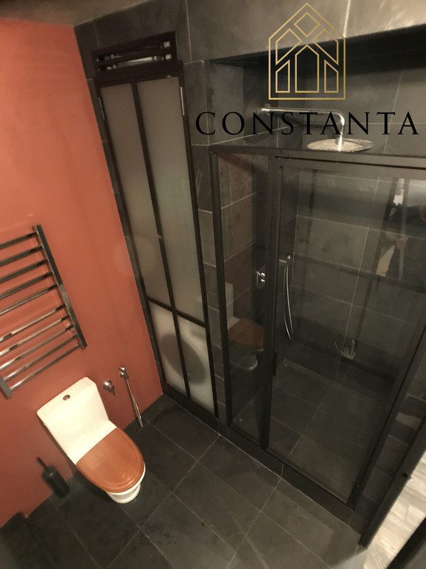Фото из портфолио Лофт пергородки в студии 36м2 – фотографии дизайна интерьеров на INMYROOM