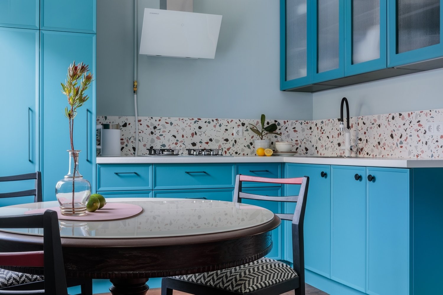 Фотография: Кухня и столовая в стиле Эклектика, Квартира, Проект недели, Москва, 3 комнаты, 60-90 метров, Валерия Шиманская – фото на INMYROOM Фотография: Кухня и столовая в стиле Эклектика, Квартира, Проект недели, Москва, 3 комнаты, 60-90 метров, Валерия Шиманская – фото на INMYROOM