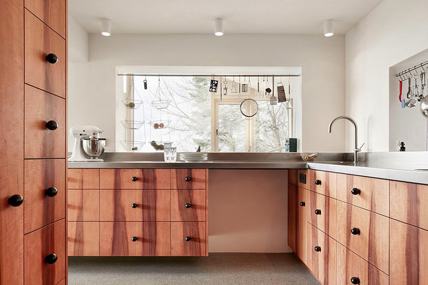 Фотография: Кухня и столовая в стиле Эко, Современный, Дом, Архитектура, Ландшафт, Планировки, Белый, Минимализм, Перепланировка, Черный, Бежевый, Синий, Серый, Дом и дача, Австрия, Форарльберг, Дорнбирн, Йохен Шпехт – фото на INMYROOM